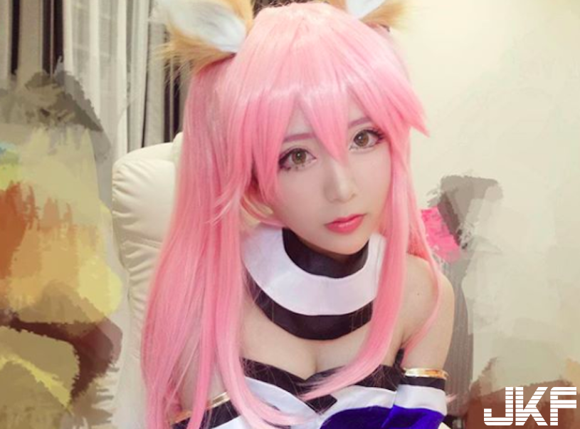 甜心 Coser 隱藏「養眼好胸」，美乳一露就讓人著迷！