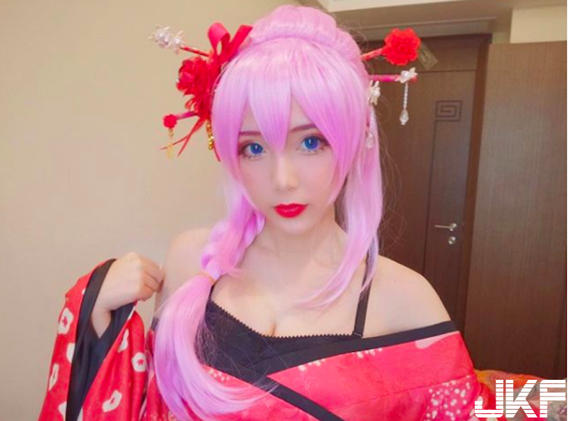 甜心 Coser 隱藏「養眼好胸」，美乳一露就讓人著迷！