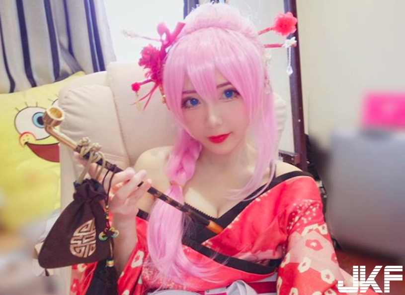 甜心 Coser 隱藏「養眼好胸」，美乳一露就讓人著迷！