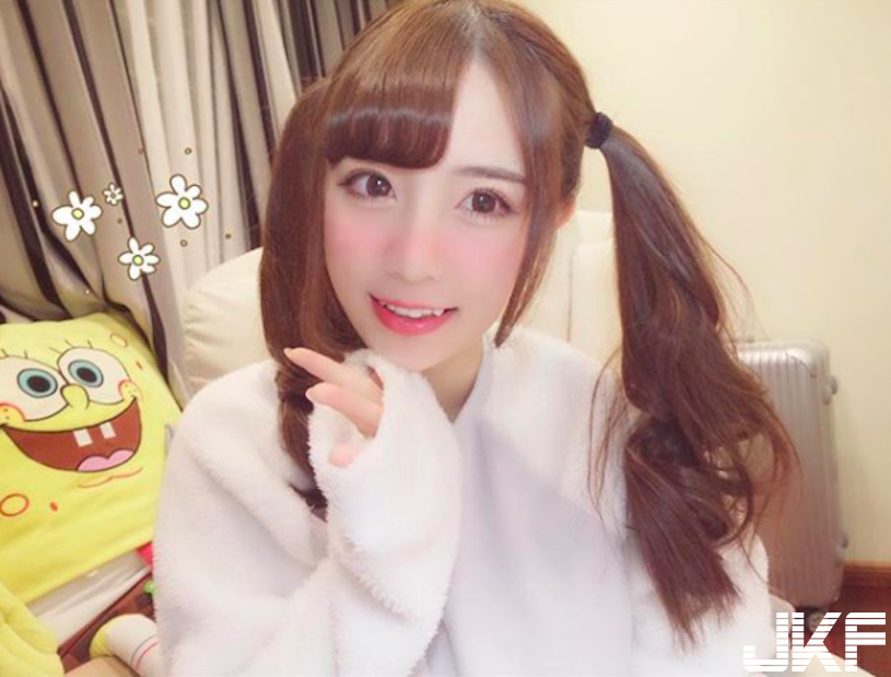 甜心 Coser 隱藏「養眼好胸」，美乳一露就讓人著迷！