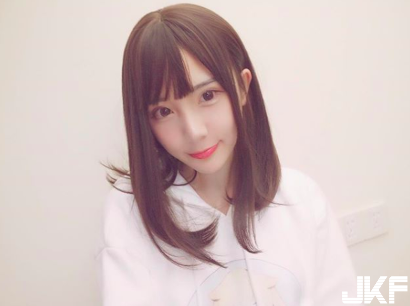 甜心Coser隱藏「養眼好胸」，美乳一露就讓人著迷！