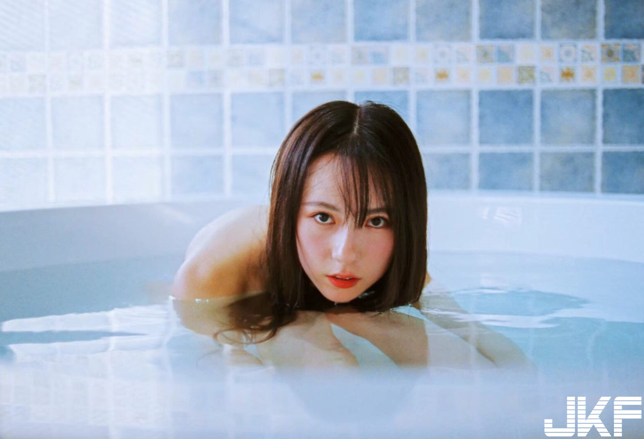 「小隻女孩」的浴室遊戲！少女穿上性感深V史庫水，平淡生活中的情慾火花！