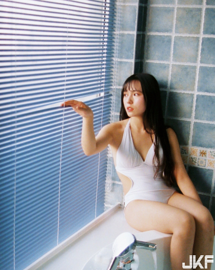 「小隻女孩」的浴室遊戲！少女穿上性感深V史庫水，平淡生活中的情慾火花！