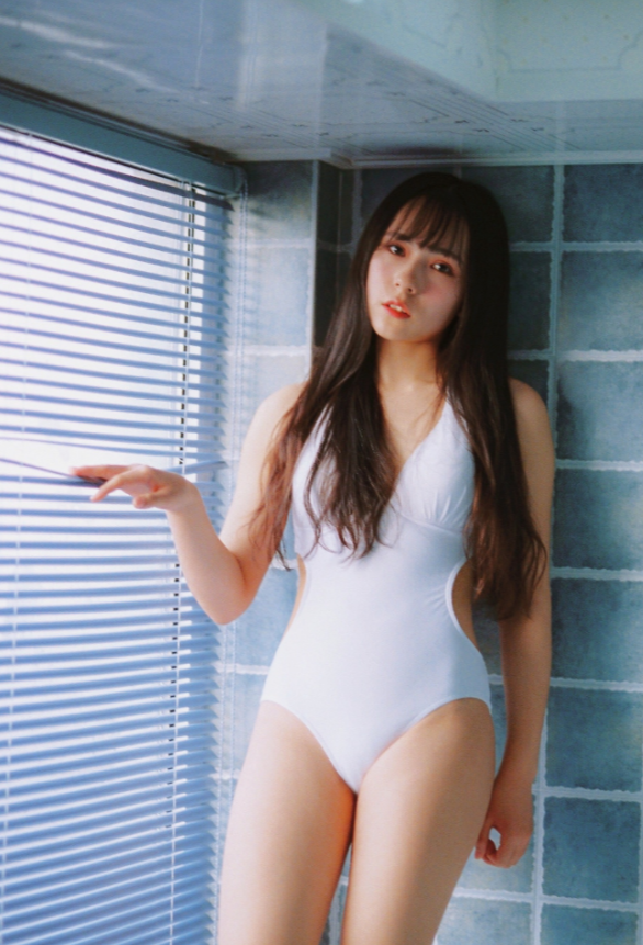 「小隻女孩」的浴室遊戲！少女穿上性感深V史庫水，平淡生活中的情慾火花！