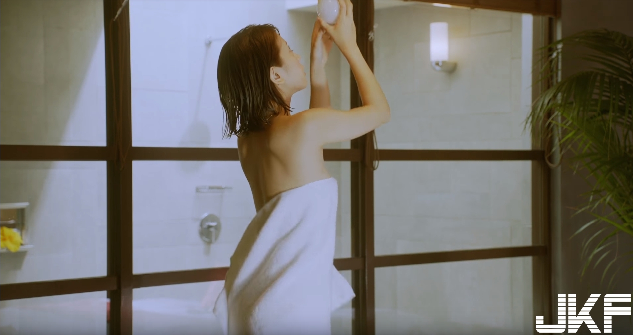換燈泡換到浴巾整個「鬆脫掉下」！三國「混血女神」因為太美被稱為奇蹟！