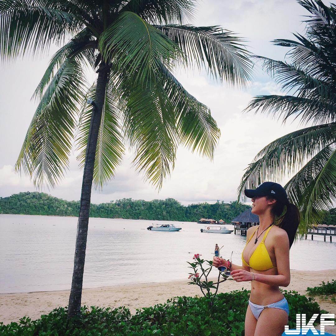 氣質「性感姐姐」挺飽滿美乳攻佔世界各景點！渾圓乳球佔滿畫面超搶鏡！