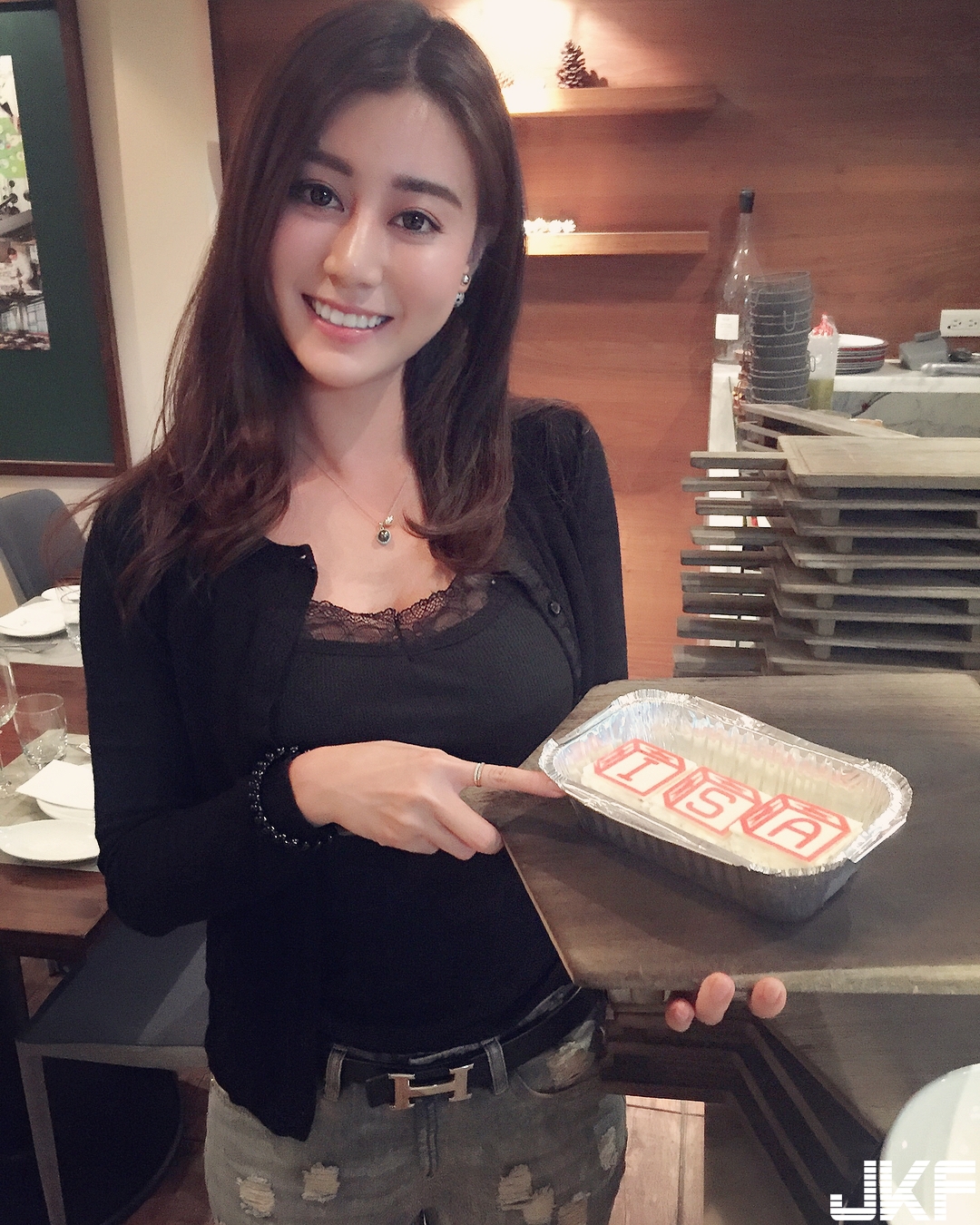 氣質「性感姐姐」挺飽滿美乳攻佔世界各景點！渾圓乳球佔滿畫面超搶鏡！