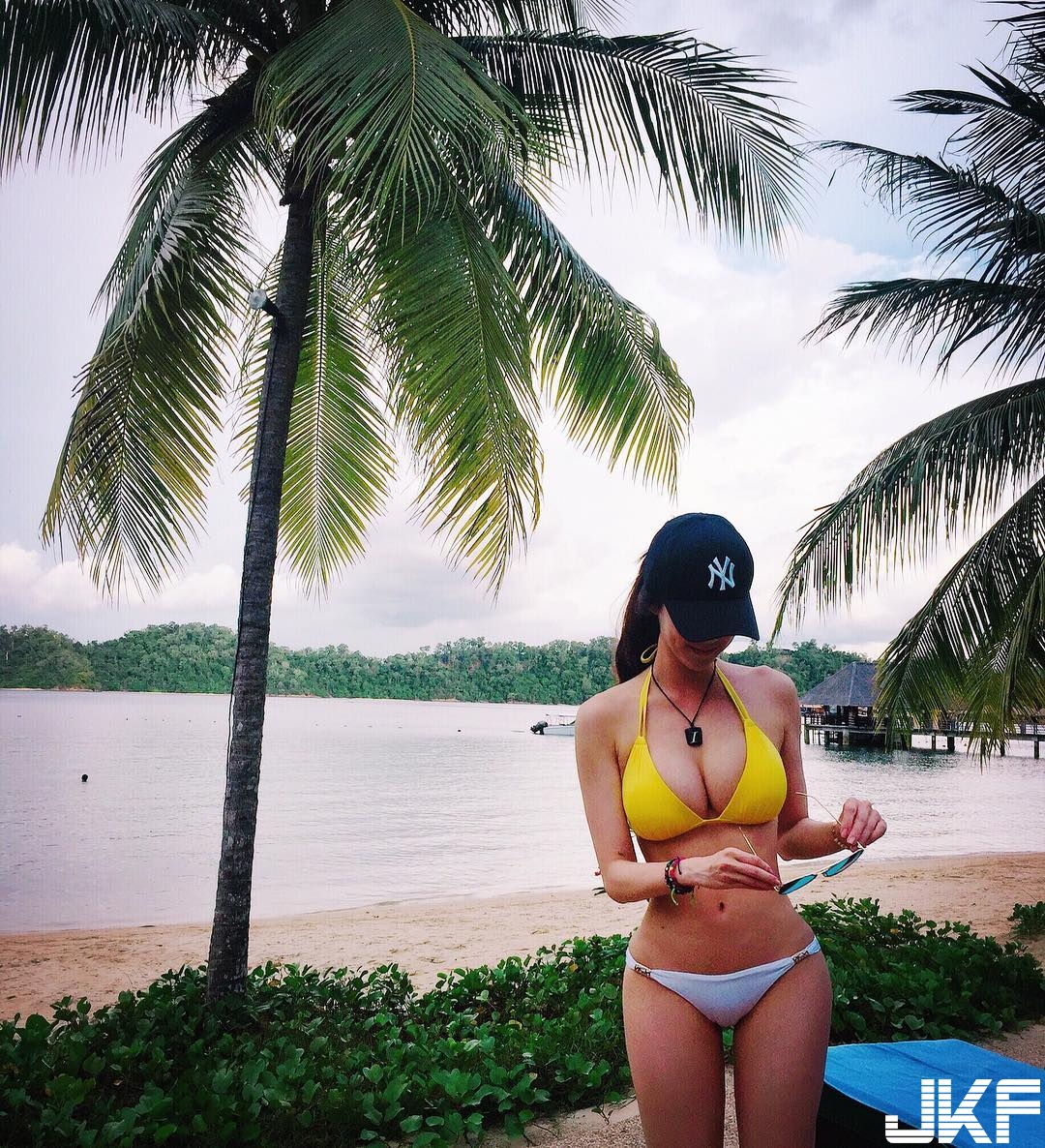 氣質「性感姐姐」挺飽滿美乳攻佔世界各景點！渾圓乳球佔滿畫面超搶鏡！