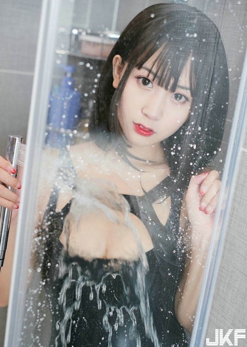 「爆乳蘿莉」幫你洗澡！史庫水濕身誘惑，「飽滿視角」讓人超想犯罪！