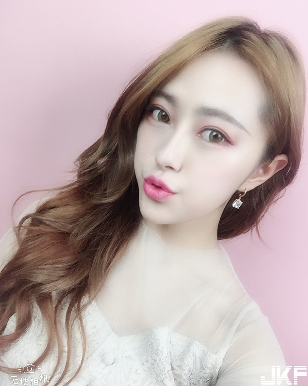 美乳女學生「胸前太大包」！低胸上衣都快撐不住，「濃厚事業心」見客！