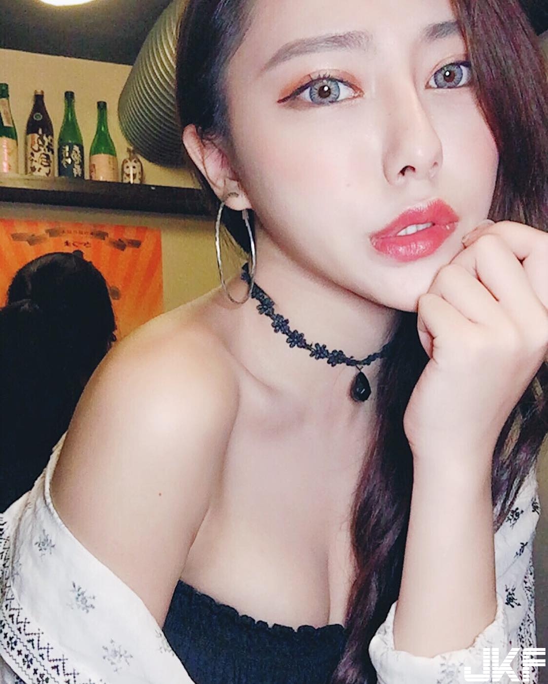 美乳女學生「胸前太大包」！低胸上衣都快撐不住，「濃厚事業心」見客！