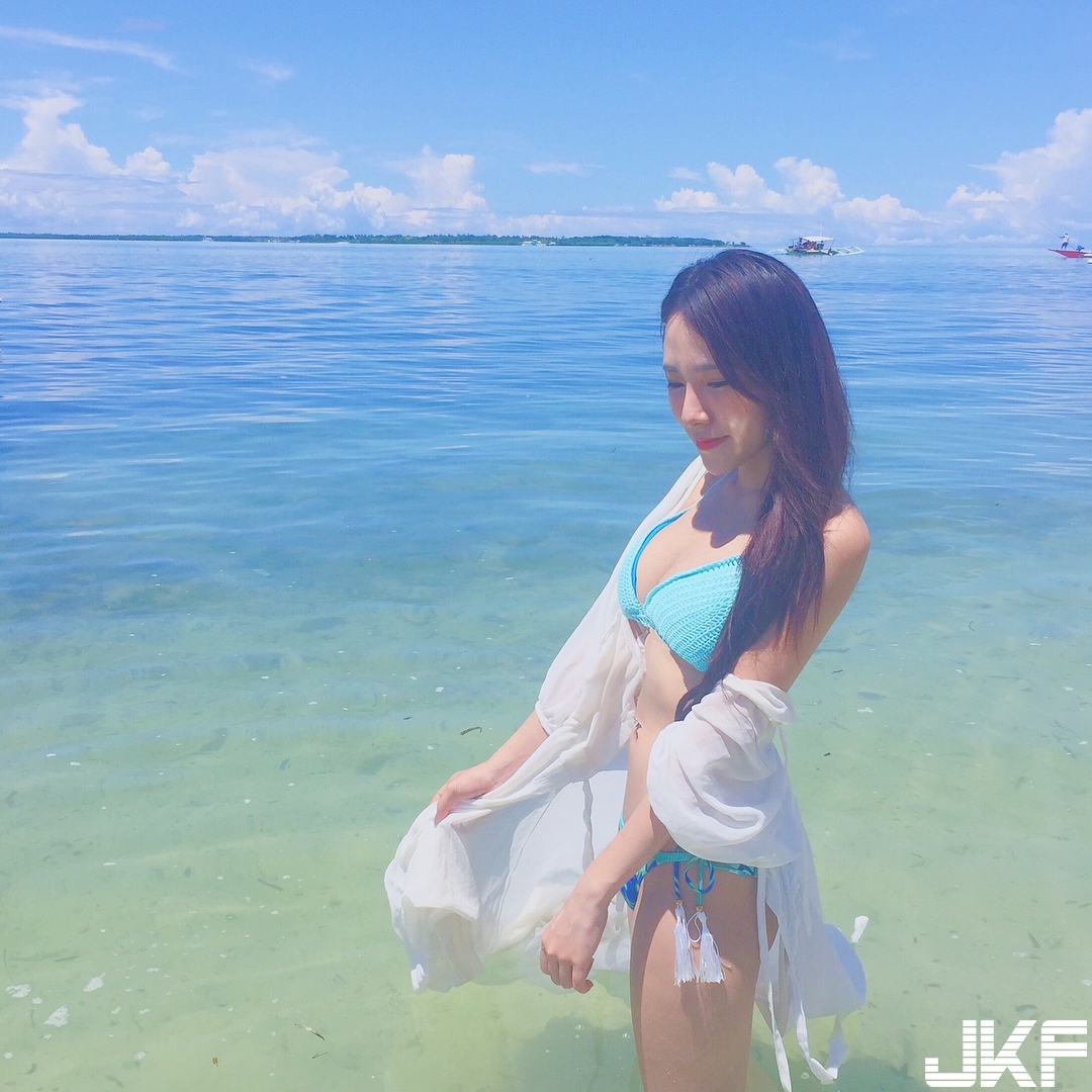 美乳女學生「胸前太大包」！低胸上衣都快撐不住，「濃厚事業心」見客！