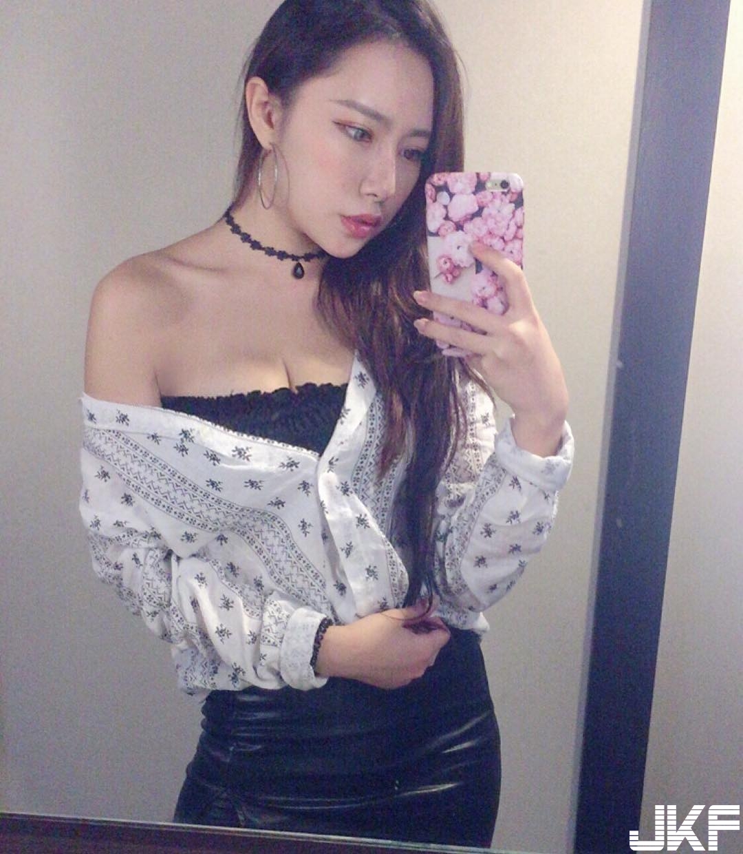 美乳女學生「胸前太大包」！低胸上衣都快撐不住，「濃厚事業心」見客！