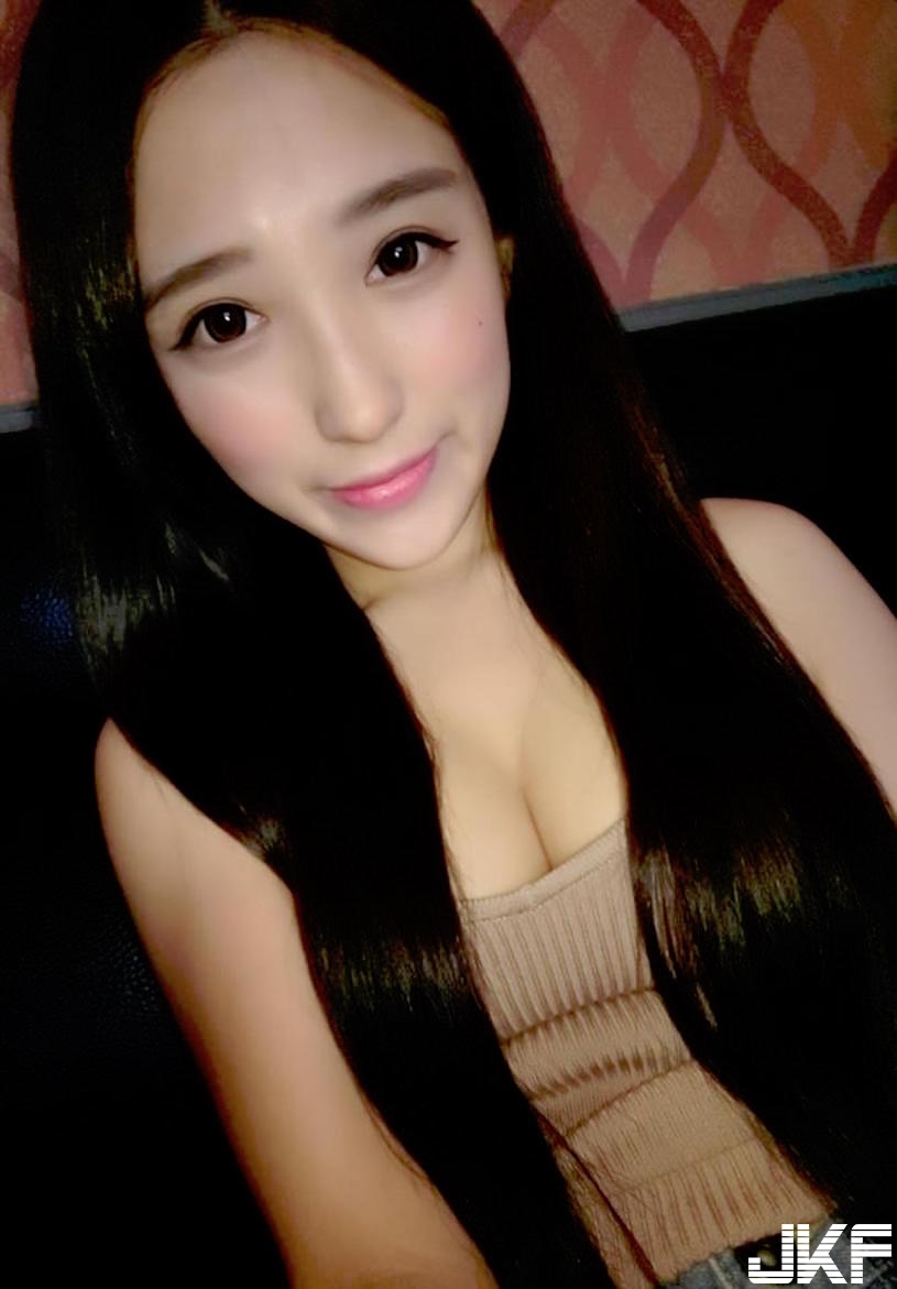 火辣辣！「台灣美乳正妹」低胸視角好犯規！極度挑逗的「誘惑畫面」好壞壞啊…