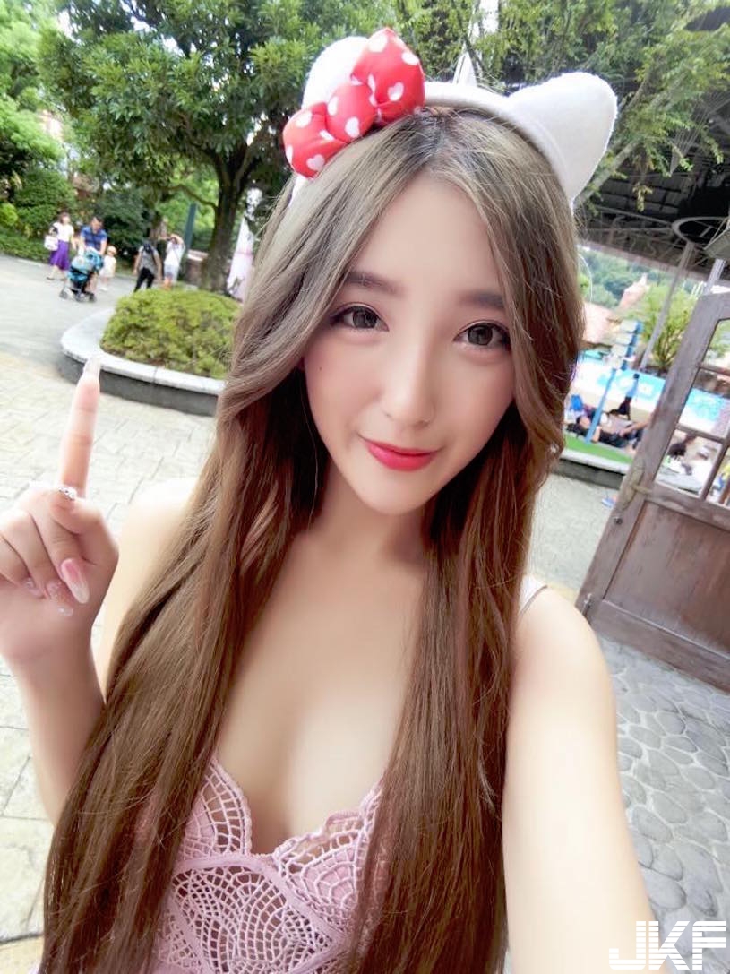 火辣辣！「台灣美乳正妹」低胸視角好犯規！極度挑逗的「誘惑畫面」好壞壞啊…