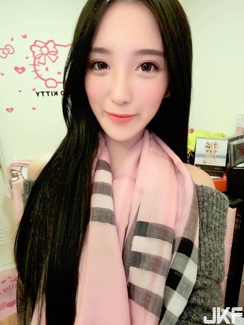 火辣辣！「台灣美乳正妹」低胸視角好犯規！極度挑逗的「誘惑畫面」好壞壞啊…