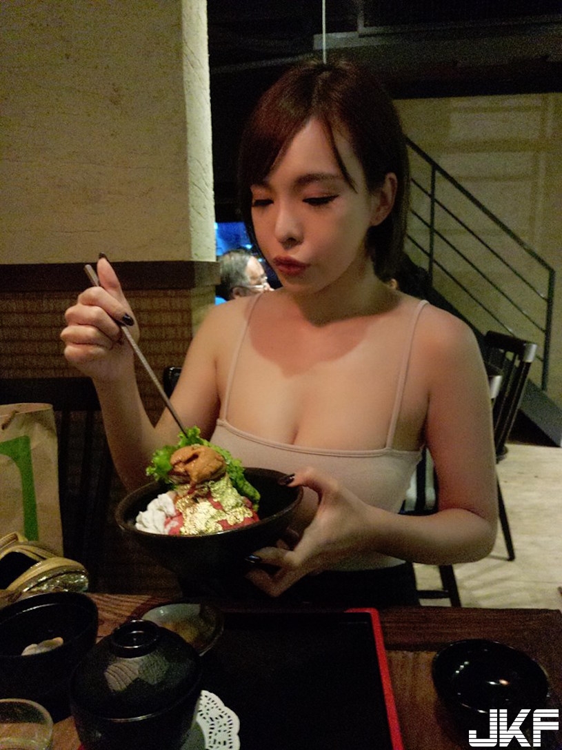 好猛！餐廳「超胸爆乳妹」奶量有夠飽滿！超邪惡「誘惑視角」讓人血脈噴張…