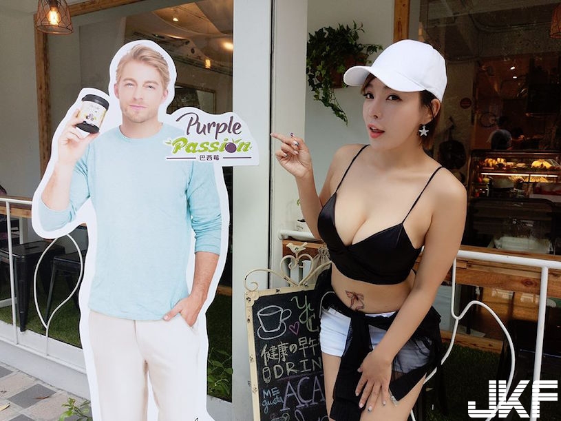 好猛！餐廳「超胸爆乳妹」奶量有夠飽滿！超邪惡「誘惑視角」讓人血脈噴張…
