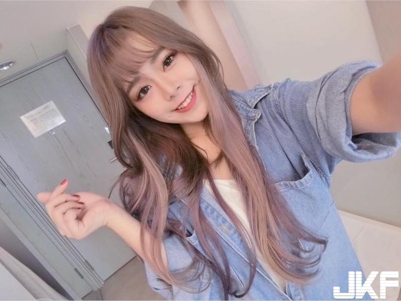 要爆出來了！「巨乳正妹」居家穿著好清涼，超邪惡「透明白T」奶奶根本罩不住！