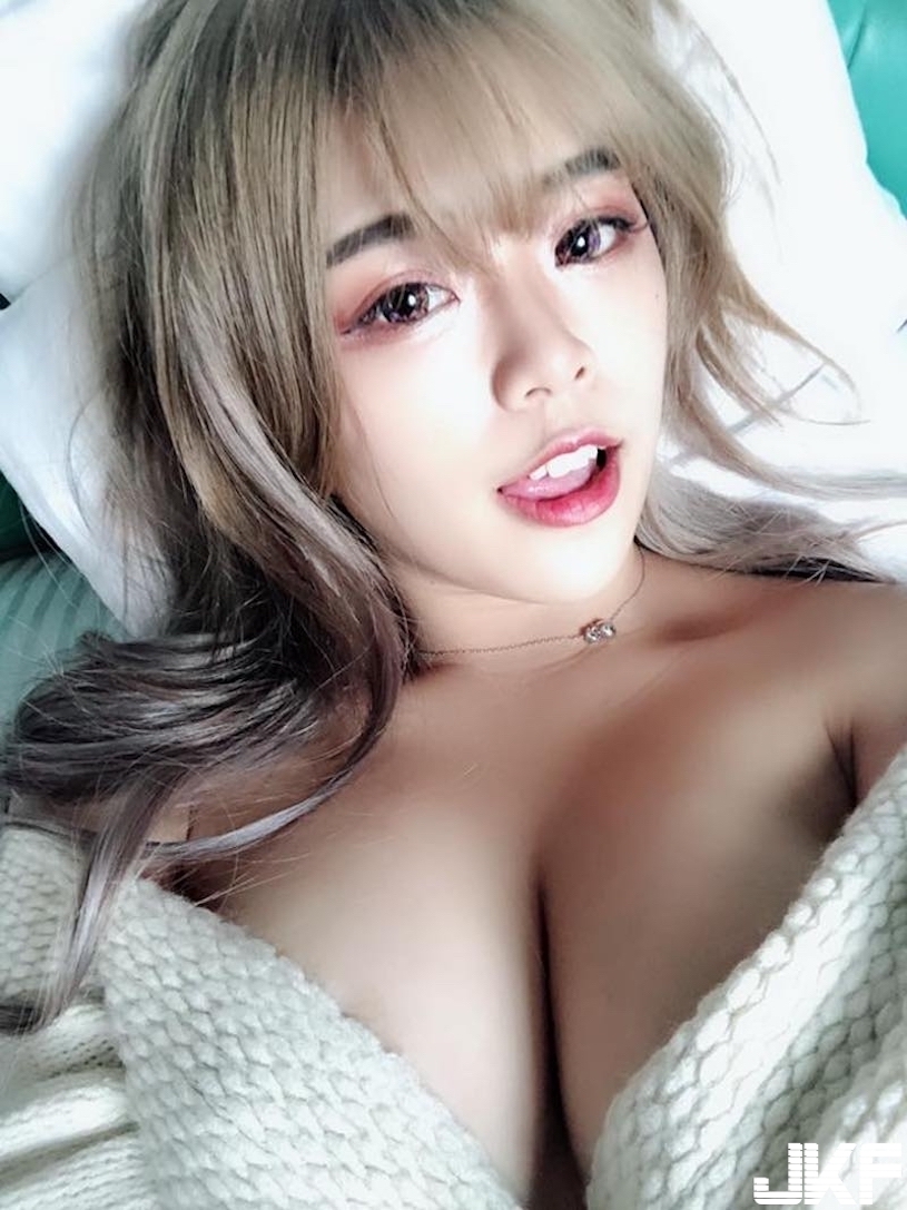 要爆出來了！「巨乳正妹」居家穿著好清涼，超邪惡「透明白T」奶奶根本罩不住！