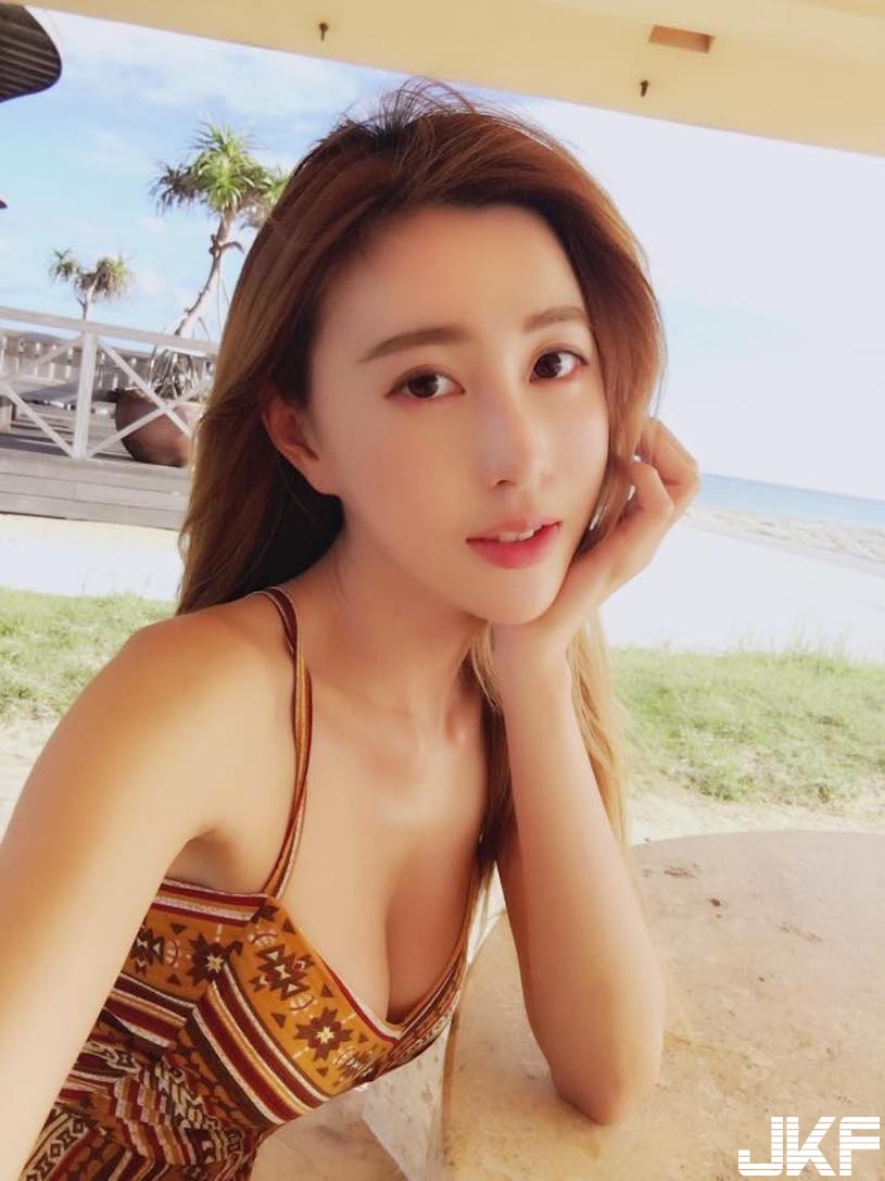女神艾比也拍啦！「超尺度調教影片」僅著性感薄紗內衣，火辣性感讓人完全受不了！