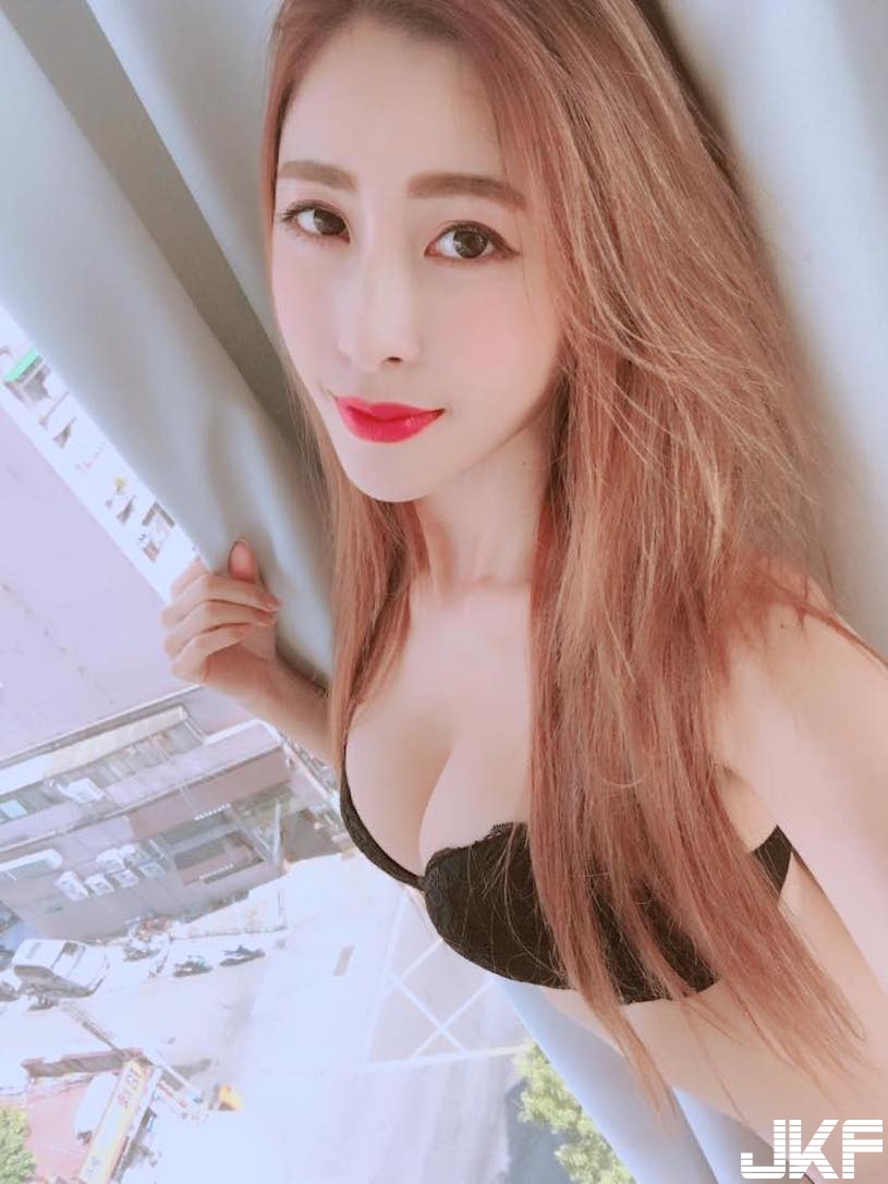 女神艾比也拍啦！「超尺度調教影片」僅著性感薄紗內衣，火辣性感讓人完全受不了！