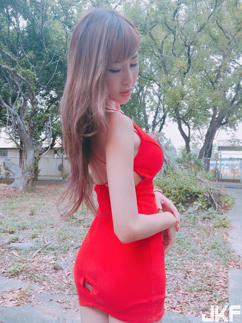 女神艾比也拍啦！「超尺度調教影片」僅著性感薄紗內衣，火辣性感讓人完全受不了！