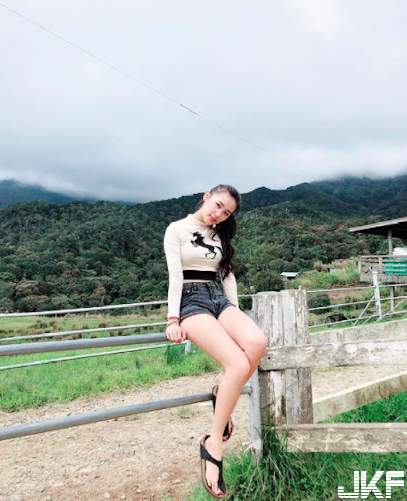 年味濃！「旗袍妹子」性感拜年！高衩緊身「大露美腿」＋Ｓ型姣好身段！