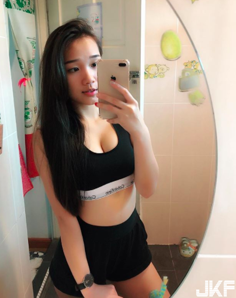 年味濃！「旗袍妹子」性感拜年！高衩緊身「大露美腿」＋Ｓ型姣好身段！