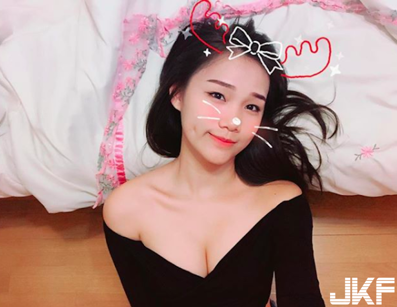 年味濃！「旗袍妹子」性感拜年！高衩緊身「大露美腿」＋Ｓ型姣好身段！