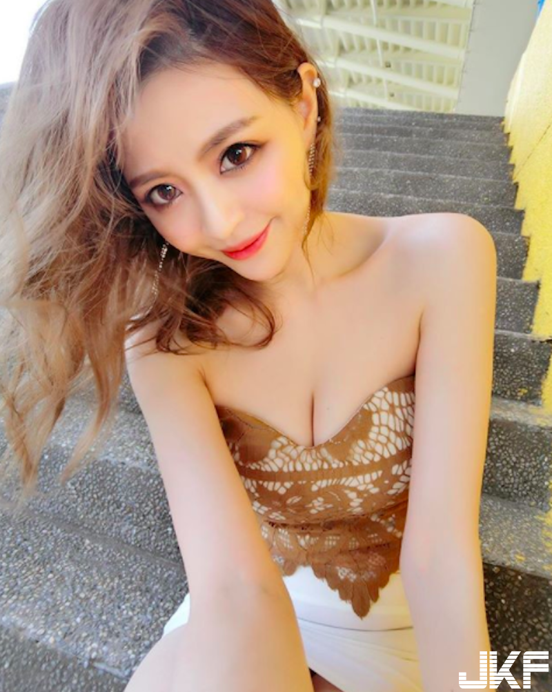 年節限定！「火辣旗袍正妹」胸前大好風光！「渾圓白皙」中路開開佔據整個畫面！