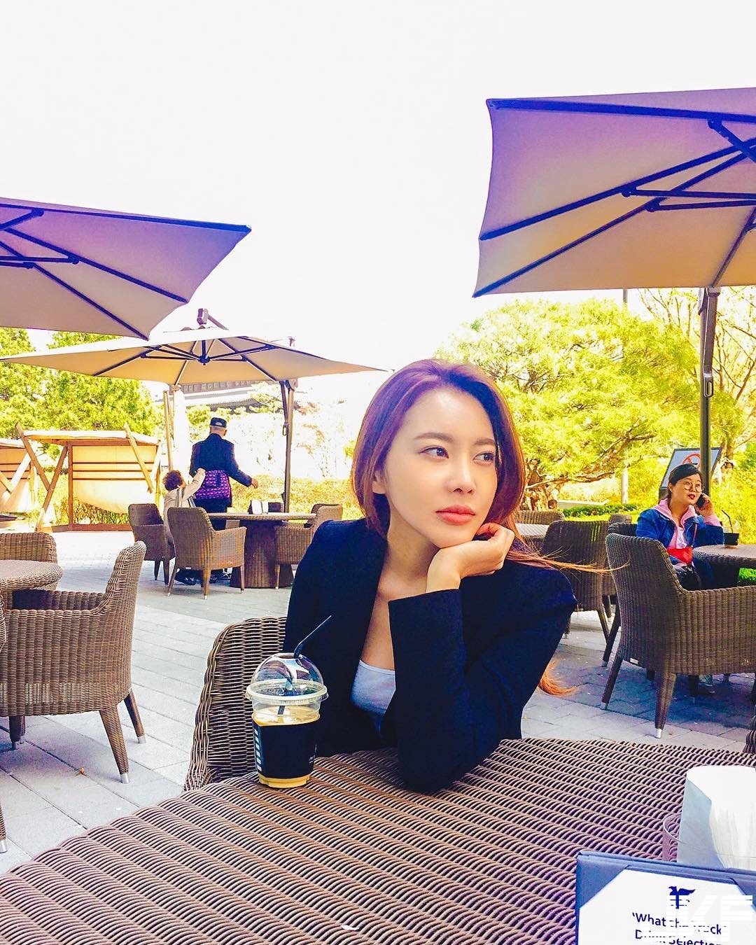 性感姐姐夾帶「渾圓美乳」出遊！深V大露「深邃事業線」不小心就快掉出來