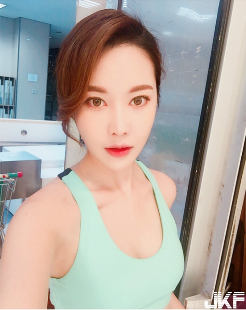 性感姐姐夾帶「渾圓美乳」出遊！深V大露「深邃事業線」不小心就快掉出來