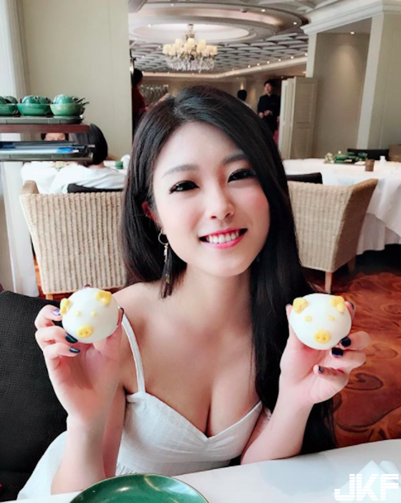 超逆天！「白皙長腿辣妹」火辣身材有夠惹火！誘惑的「極品顏值」讓人好想戀愛…