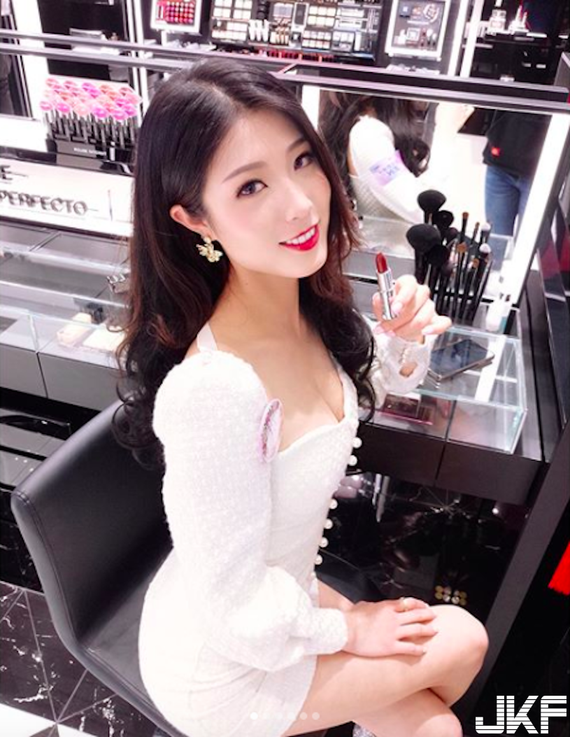超逆天！「白皙長腿辣妹」火辣身材有夠惹火！誘惑的「極品顏值」讓人好想戀愛…