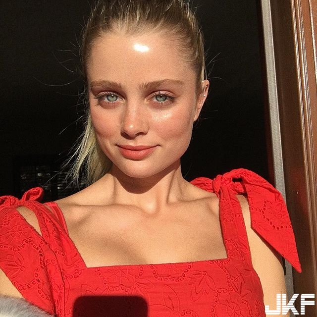 陽光正妹 Allie Holton 健美身材該有的乳量卻一點都沒少 - 歐美美女 -