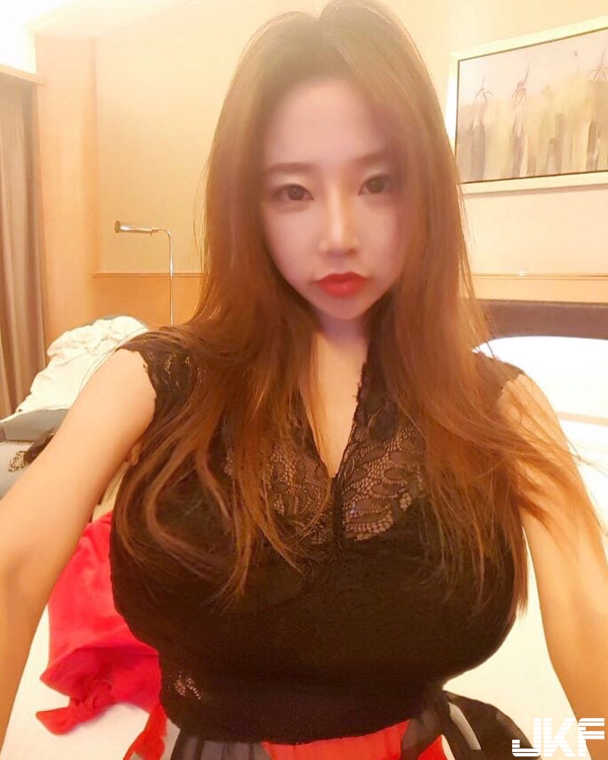 視覺衝擊！「蟻腰奶妹」中路直開渾圓豪乳乍現，大方放送「香豔美照」！