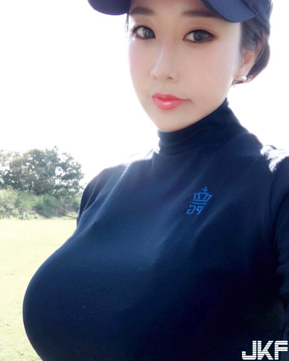 視覺衝擊！「蟻腰奶妹」中路直開渾圓豪乳乍現，大方放送「香豔美照」！