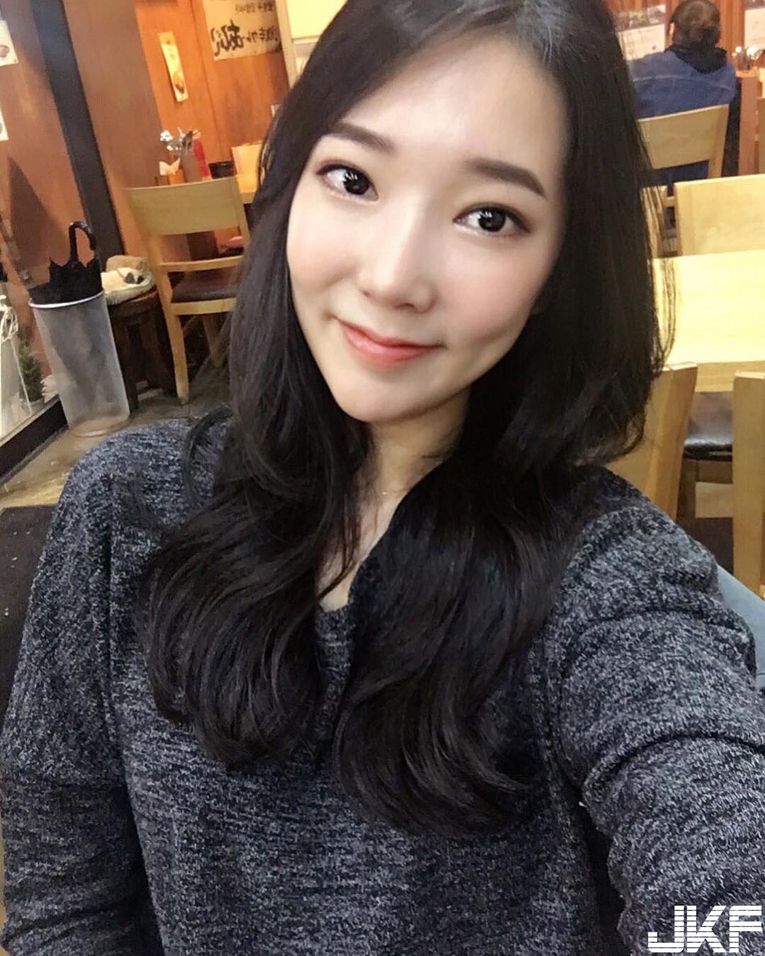 飢渴難耐！長腿空姐下海解放「可愛圓乳」，熱情索吻讓人忍不住撲上去！