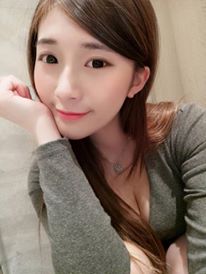 地表最狂「極品巨乳辣媽」！胸前白嫩雙峰負擔太大，不用手撐著直播會累！