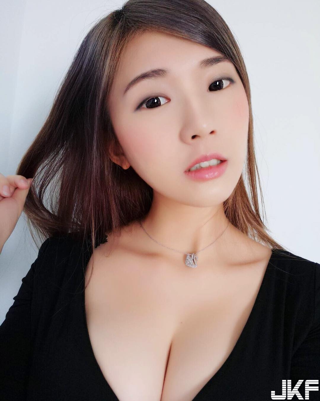 地表最狂「極品巨乳辣媽」！胸前白嫩雙峰負擔太大，不用手撐著直播會累！
