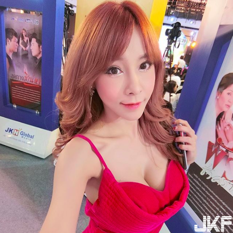 戀愛了！白皙「長腿美背妹」乳量也是很犯規！超邪惡「誘惑畫面」迷死一票網友…