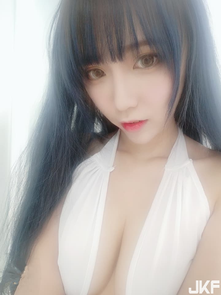 狐狸妹子「豪乳身材」好邪惡！肚兜綁帶鬆脫露半球　胸前白嫩渾圓超飽滿！