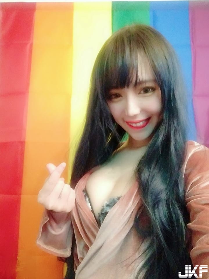 狐狸妹子「豪乳身材」好邪惡！肚兜綁帶鬆脫露半球　胸前白嫩渾圓超飽滿！