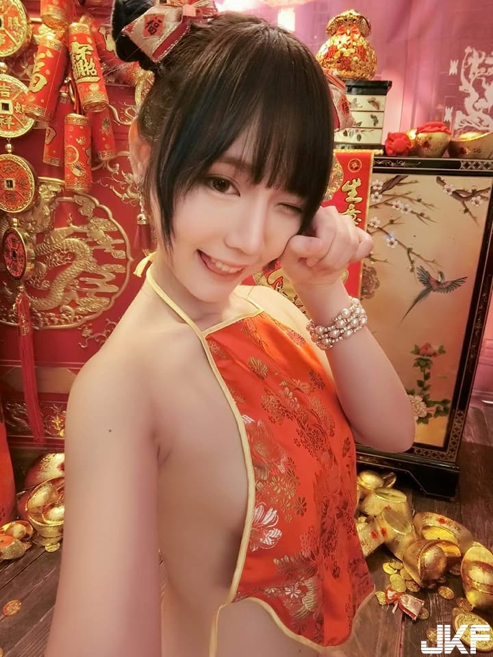 狐狸妹子「豪乳身材」好邪惡！肚兜綁帶鬆脫露半球　胸前白嫩渾圓超飽滿！