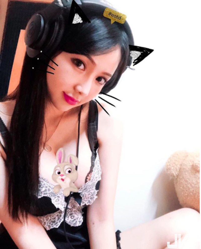 抽血遇到「兇猛護理師」！制服下「豐滿上圍＋修長美腿」讓人想一直生病！