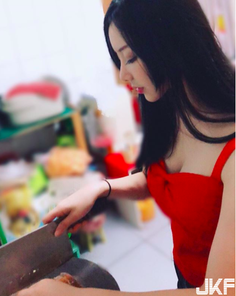 抽血遇到「兇猛護理師」！制服下「豐滿上圍＋修長美腿」讓人想一直生病！