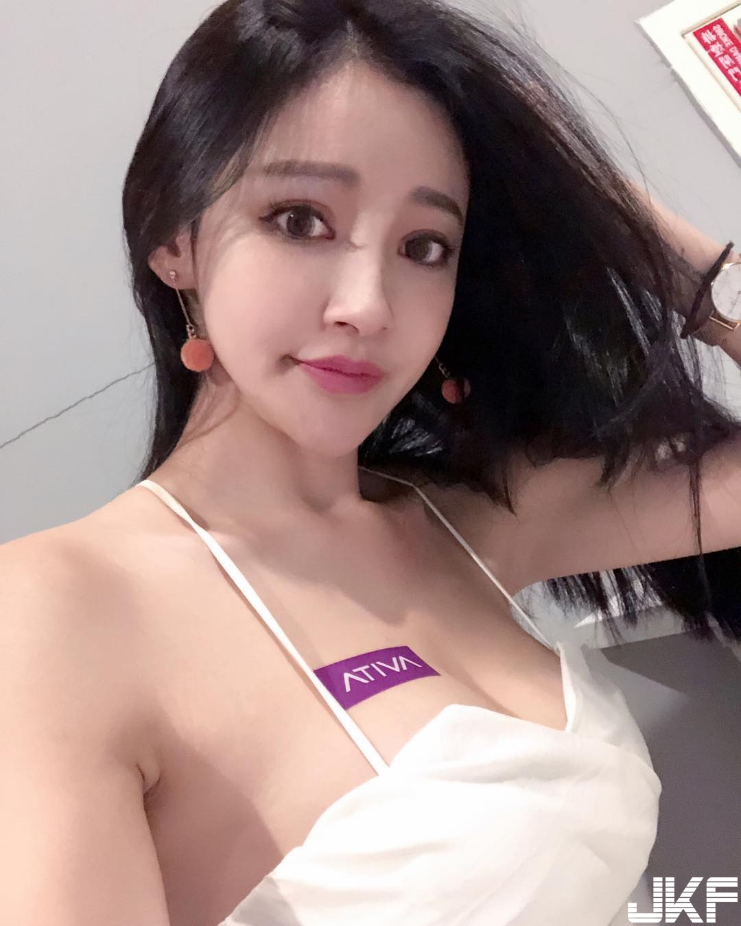 美乳正妹撩衣挑逗！上有份量豐滿的「白皙嫩乳」　下有「飽滿翹蜜桃」！