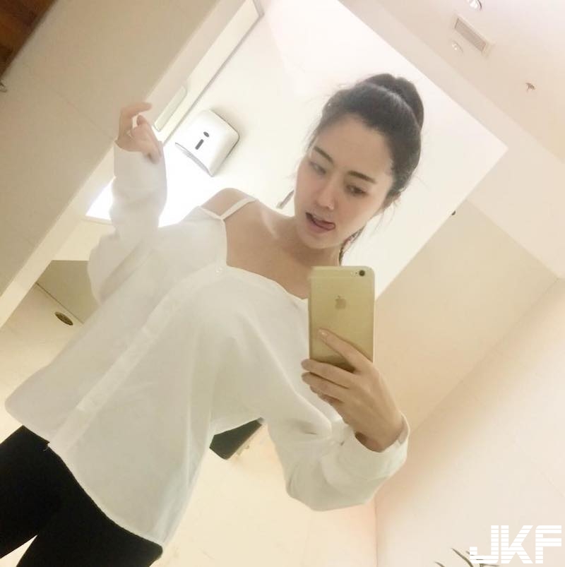 乳香四溢！豐滿大奶妹「鮮奶淋乳」畫面好邪惡！海邊穿比基尼都快「晃出來」了！