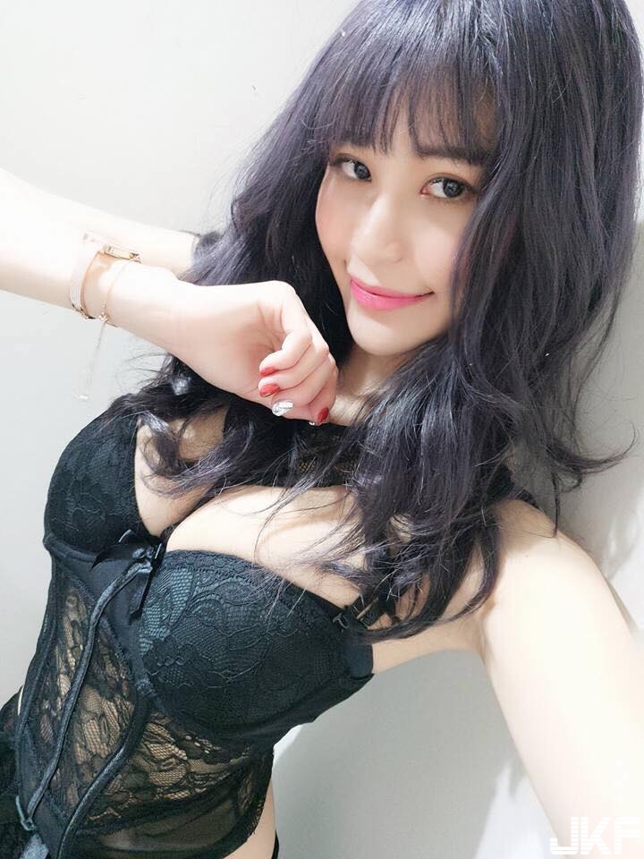 正妹「長輩超兇」中線都快被夾斷！激烈「爆奶畫面」網友招架不住了！
